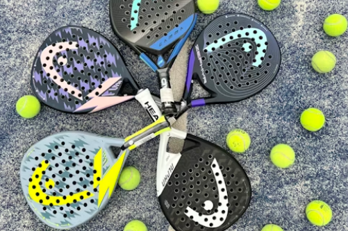 Raquettes de padel avec des balles