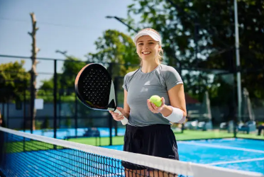 fille jouant au padel